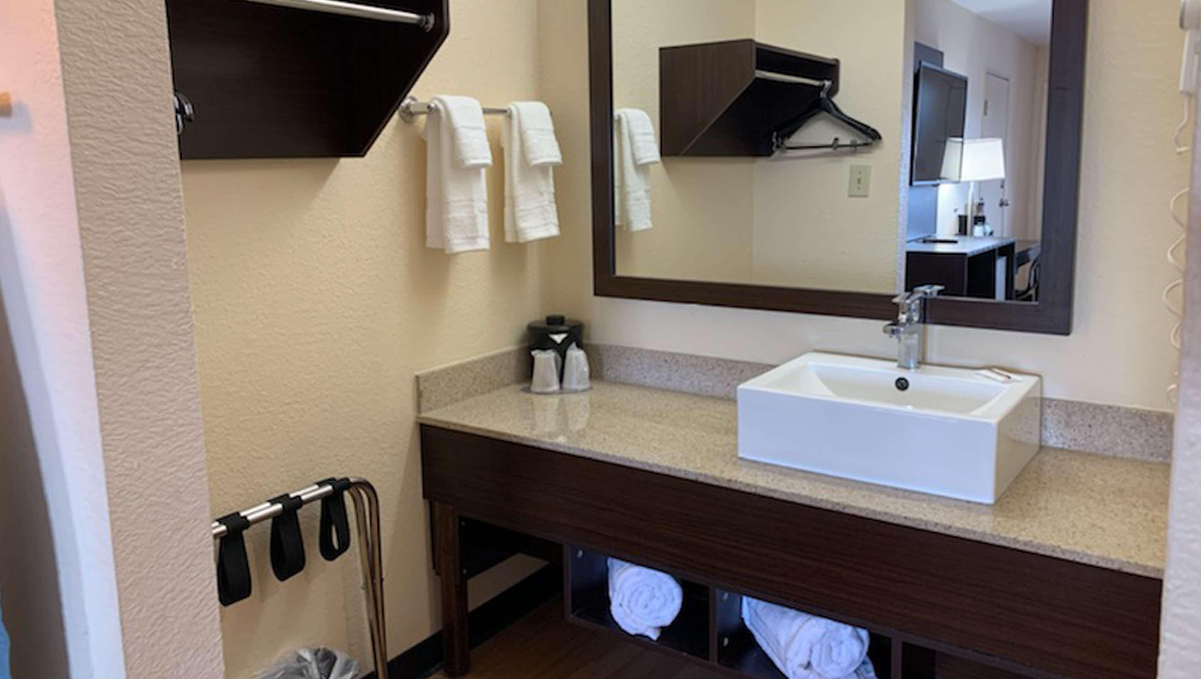 Quality Inn & Suites I-10 Near Fiesta Texas Сан Антонио Екстериор снимка