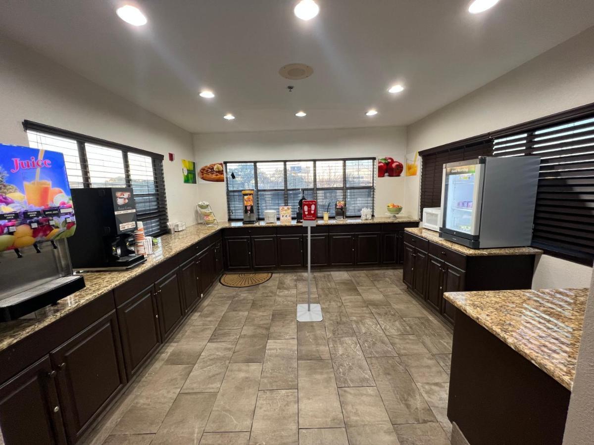 Quality Inn & Suites I-10 Near Fiesta Texas Сан Антонио Екстериор снимка