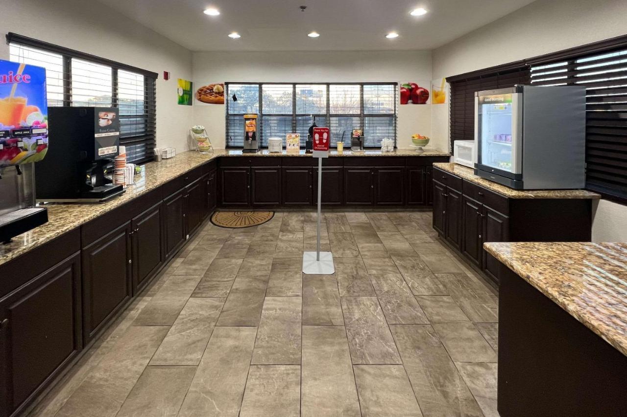 Quality Inn & Suites I-10 Near Fiesta Texas Сан Антонио Екстериор снимка