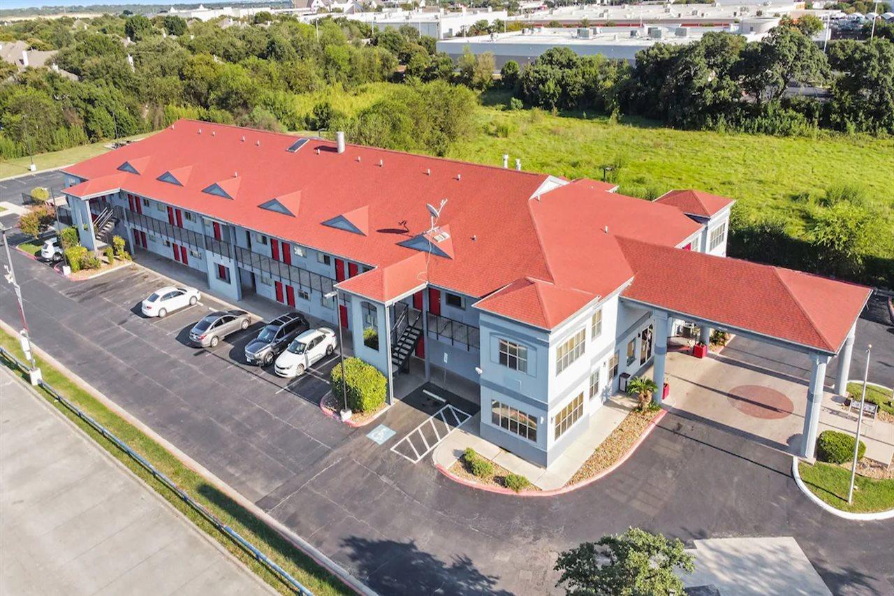Quality Inn & Suites I-10 Near Fiesta Texas Сан Антонио Екстериор снимка