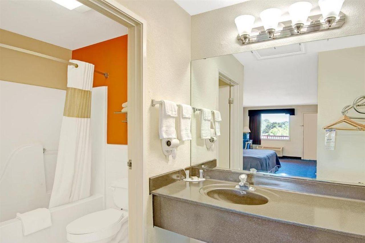 Quality Inn & Suites I-10 Near Fiesta Texas Сан Антонио Екстериор снимка