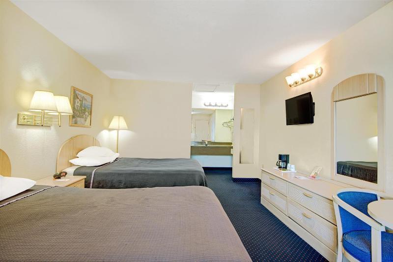 Quality Inn & Suites I-10 Near Fiesta Texas Сан Антонио Екстериор снимка